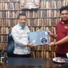 Pencipta lagu Sang Perusa, Nana Mulyana Latif saat memberikan album sang perusa kepada Direktur PAM Tirta Kamuning, Deni Erlanda, SE. Pencipta lagu Sang Perusa, Nana Mulyana Latif saat memberikan album sang perusa kepada Direktur PAM Tirta Kamuning, Deni Erlanda, SE.